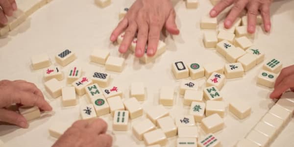 Kort historia om Mahjong och hur man spelar det